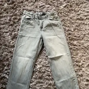 Säljer dessa gråa Jack & Jones jeans då de inte passade mig. Nästan som helt nya använd ungefär 2-3 gånger, skick 9,5/10.  Hör av er vid flera funderingar/ bilder 😃