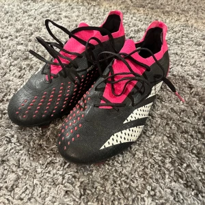 Adidas predator fotbollsskor - Säljer mina fotbollskor då de är lite för breda för min fot. De är använda ett fåtal gånger och därför i väldigt bra skick. Bara att höra av sig vid funderingar😊 