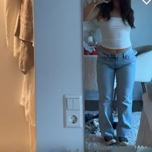 Lågmidjade jeans💙 - Snygga ljusblå jeans som inte kommer till användning! Använda under 1 kväll!  Storlek 38 men passar mig som även brukar ha 36💙💙💙