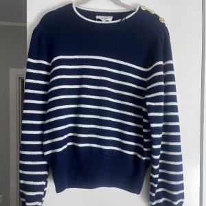 Stickad tröja - Säljer denna super fina tröjan från other stories, finns inga defekter på tröjan då den knappt är använd🥰