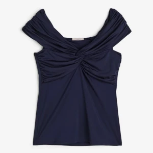 hm topp - snygg tröja från hm. använd få gånger och i bra skick. skriv för fler bilder! tryck på köp nu🩷