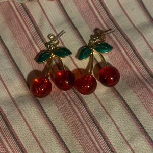 cherry örhängen 🍒 - gulliga örhängen med körsbär🌸 ~3cm långa !    