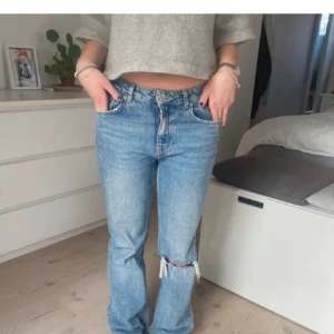 Håliga jeans - Ett par blåa, raka jeans med ett hål på ena känt💓 Supersnygga och bekväma, säljer då de blivit för stora💗