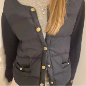 Busnel cardigan - Säljer denna otroligt fina busnel cardiganen då den inte kommer till användning längre , nypris :4800 kr 💕