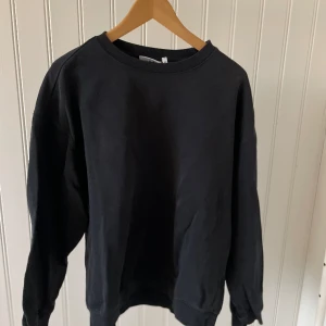 Sweater - Tjena! Säljer denna klassiska sweatern från Weekday! Pris 150kr plus frakt 📦 Storlek XS! Om det finns fler frågor är det bara och kontakta! 🙌