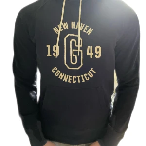 Gant hoodie mörkblå - Gammal GANT hoodie som är mörkblå, dock mycket fin