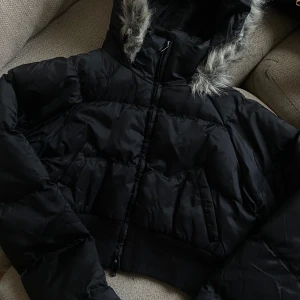 cropped jacket  - säljer den cropped jacket som är helt nytt den går bra med både små och medium☺️ 