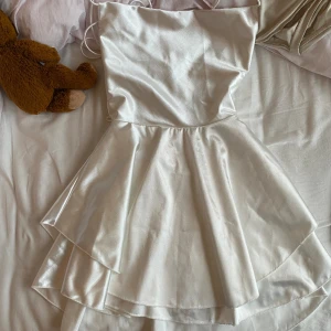 StudentKlänning  - Aldrig använd köpte fel storlek.  Det är inte alls genomskinligt och den håller bysten bra.  Snörningen i ryggen går att bestämma sjölv hur hårt/löst de ska vara Mycket flow och den är verkligen galet fin