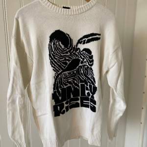 Hej! Säljer denna sweater Zara x Faes! Pris 250kr plus frakt 📦Storlek L! Om du har någon mer fråga är det bara och skriva! 🙌
