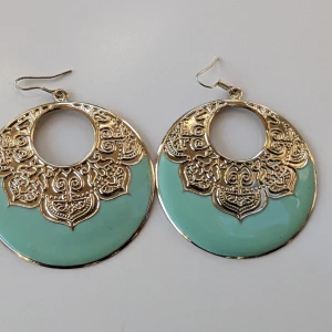 vintage metall antik örhängen  - Super fina och unika Osäkert om materialet För flera bilder eller mått, kontakta mig 🥰  Billigare med bundel 🛍️ (rabatt vid köp av mer en ett vara)