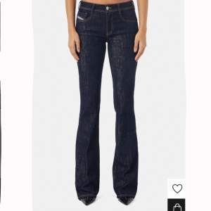 Säljer dessa jeans från diesel. Storleken i midjan är 27 och längden är 30. Använt fåtal gånger så är som nya!🤍 