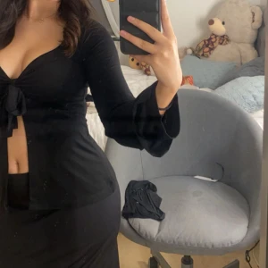 Svart Design By Si topp - Säljer min design på si topp eftersom den inte längre kommer till användning. Är i super bra skick utan några skador alls. 