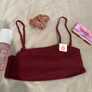 Helt ny topp  - Helt ny topp från bikbok med etikett på. Sizen för toppen är M. Köpt under sommaren från bikbok för 149 Kr och säljer den för 49 kr. 