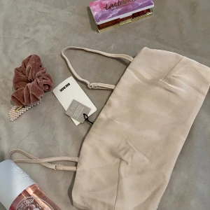 Helt ny topp - Helt ny topp från bikbok med etikett på. Sizen för toppen är XS. Köpt under sommaren från Bikbok för 199 Kr och säljer den för 59 kr. 