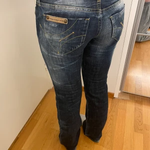 Lågmidjade fornarina jeans❤️ - Färgen är sliten. Säljer eftersom dem är förkorta på mig❤️