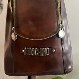 Jättecool vintage Moschino väska :)