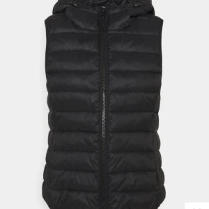 Väst - Fin väst perfekt nu till våren, från märket Only och köpt på zalando för 450kr. Den är i fint skick och inga tecken på användning. 