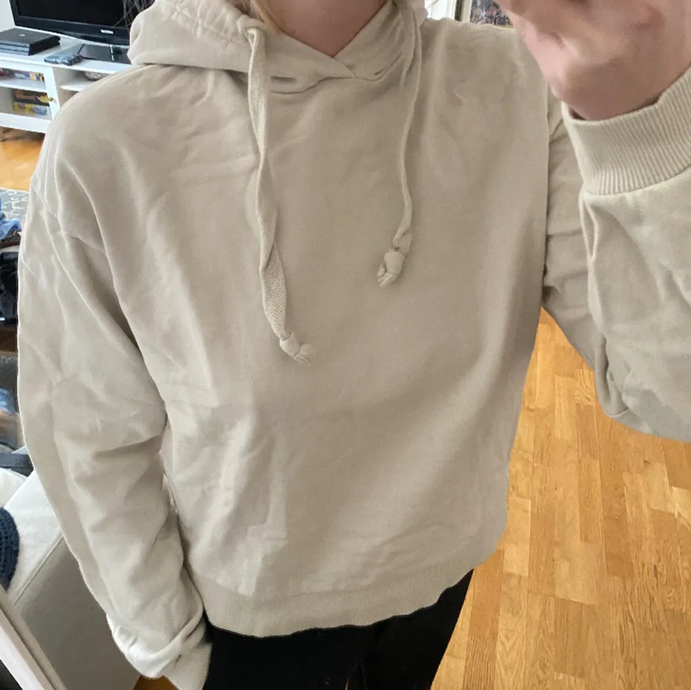 Beige/vit hoodie från nakd . Hoodies.