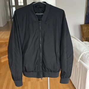 Tiger of sweden Bomber Jacket  - En oanvänd svart Tiger of Sweden bomberjacket st S för endast 499kr.  Ord pris: 2450kr Mitt pris: 499kr 