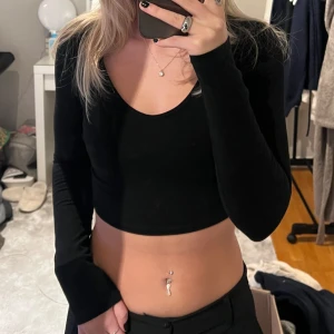 Svart (+ vit) långärmad - Jättefin långärmad tröja som tyvärr knappt kommit till användning. I princip i nyskick! Säljer även likadan i vit. 80kr för båda annars 50kr💗