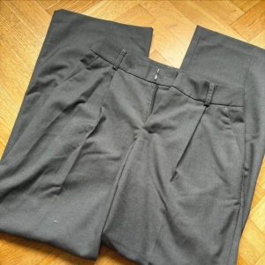 Lågmidjade kostymbyxor - Långa i benen, för långa för mig som är 163. Har ej orkat sy upp dom så säljer vidare.