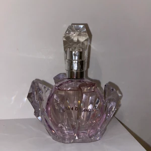 Ariana Grande R.E.M Eau de parfum - Fick som present och luktar jättegott men passar inte mig tyvär. Knappt använd (se bild). Du står för frakten 🙌  