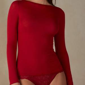 en ljus röd intimissimi tröja köptes i december, använd max fyra gånger inga defekter.  säljer eftersom jag inte gillade färgen på mig.  storlek M men är tajt 