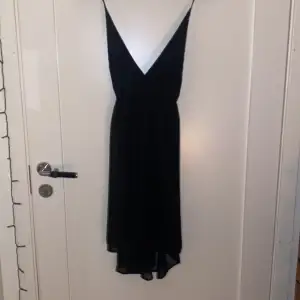 En svart klänning från JEANE BLUSH. Så gott som oanvänd. Tunna axelband.