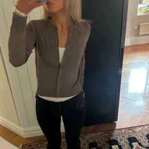 Koftaaa🤍🤍⭐️⭐️🦋🦋 - Fin kofta som funkar till typ allt, framförallt skön till vardags😎😎💞💓💕🦋recommend!!!