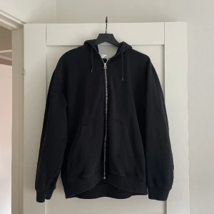 Weekday ziphoddie  - Storlek L  Vädligt bra skick 