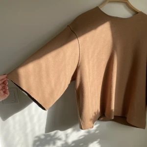 Tröja från ARKET  - Mjuk och skön Beige tröja frön arket,  Obs! Ärmarna är avklippta!  