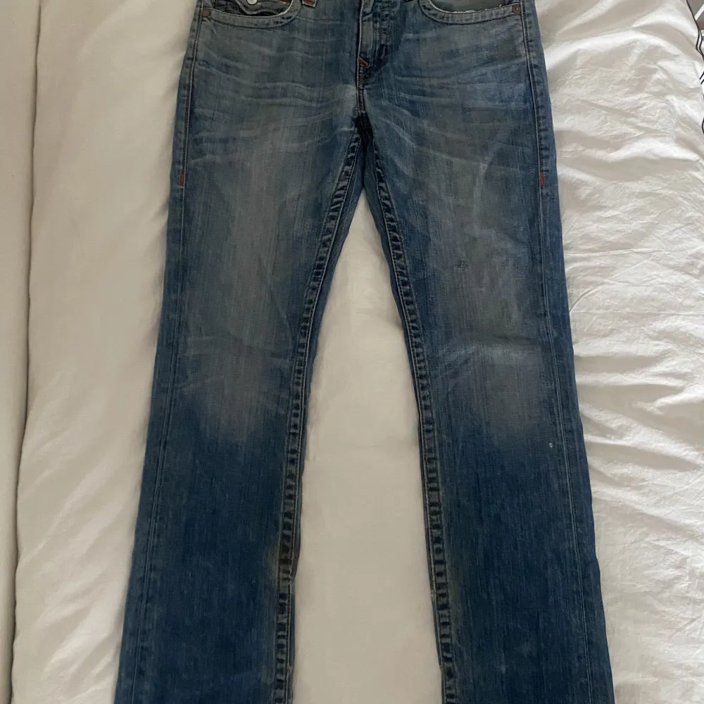 Midjq 45 cm Innerben 85 cm Längd 110 cm Köpts för 1000kr . Jeans & Byxor.