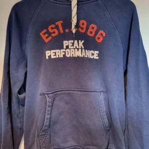 Säljer nu min feta hoodie från peak performance, skick 8-9/10 knappt använd, skriv vid minsta fundering!