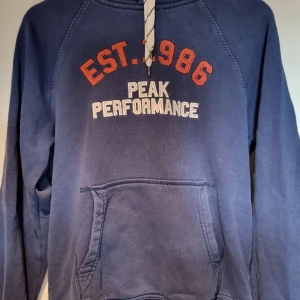 Peak performance hoodi - Säljer nu min feta hoodie från peak performance, skick 8-9/10 knappt använd, skriv vid minsta fundering!