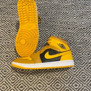 Jordan 1 mid chutney taxi - Säljer dessa nästan oanvända jordans då de inte passar längre. Box medföljer ej men orderbekräftelse finns. Hör gärna av dig om du har några frågor.
