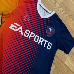 Ea sport Jersey storlek S - Den är använt men är i bra kondition 