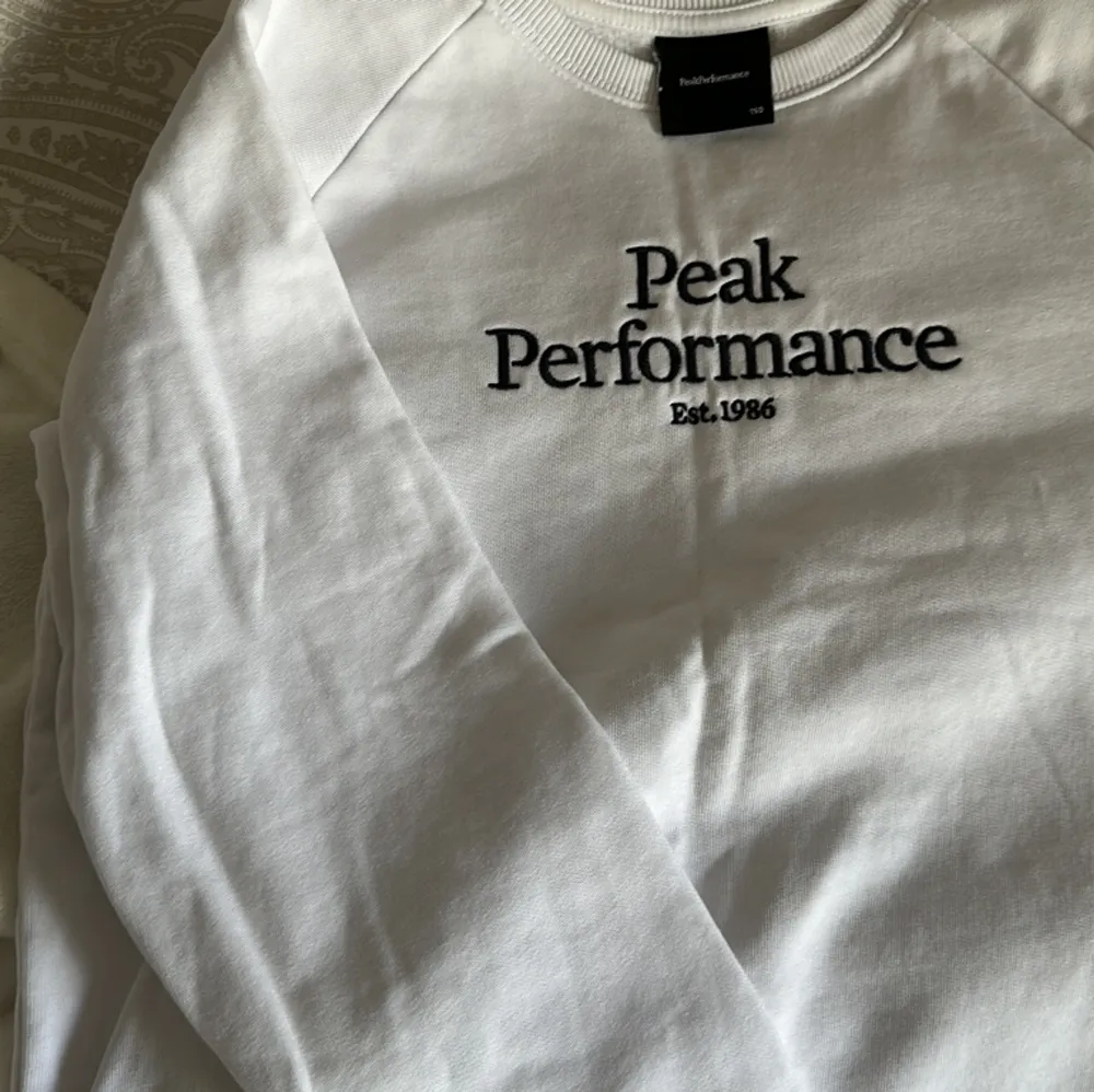 Säljer min peak performance Swear Shirt då jag växt ur den! Stor i storleken och fint skick💘. Hoodies.