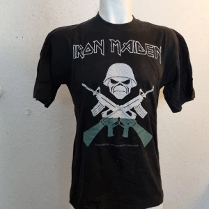 Iron Maiden t-shirt storlek Smal  - Oanvänd dock kan den vara lite dammig och skrynklig enl. bilderna Tot. Längd ca. 68 cm. Ärm till ärm ca. 50 cm.