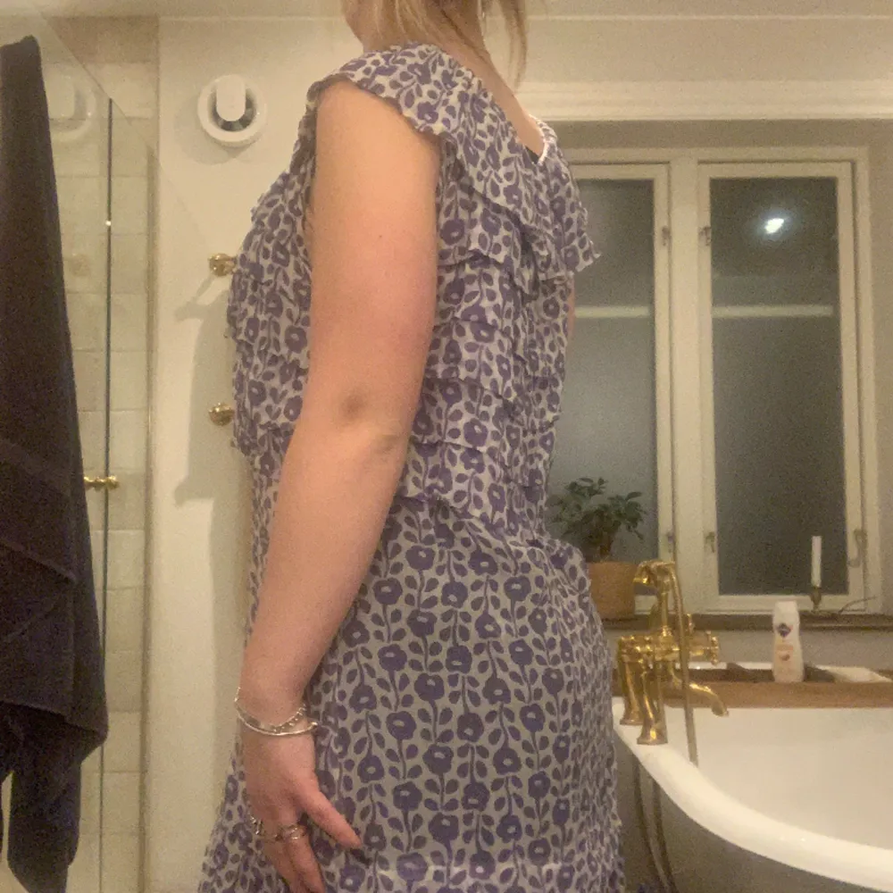 Snygg klänning från Marc Jacobs i storlek M. Perfekt till sommaren då den är väldigt tunn. I mycket bra skick inga slitningar eller hål💞. Mekot.
