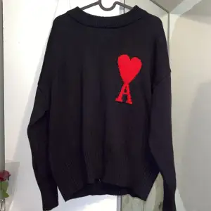 En stickad fin ami paris tröja, helt ny och har bara haft på den typ 3 gånger  10/10  Fråga om du vill ha mer bilder på den och pris kan diskuteras 