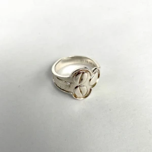 Äkta Silver Ring - Försäljningen är igång och vi säljer nu våra prisvärda silverringar! De handgjorda silverringarna är gjorda på riktiga silverbestick som är välformade och eleganta!💍❗️- Skriv i dm för minsta fråga!