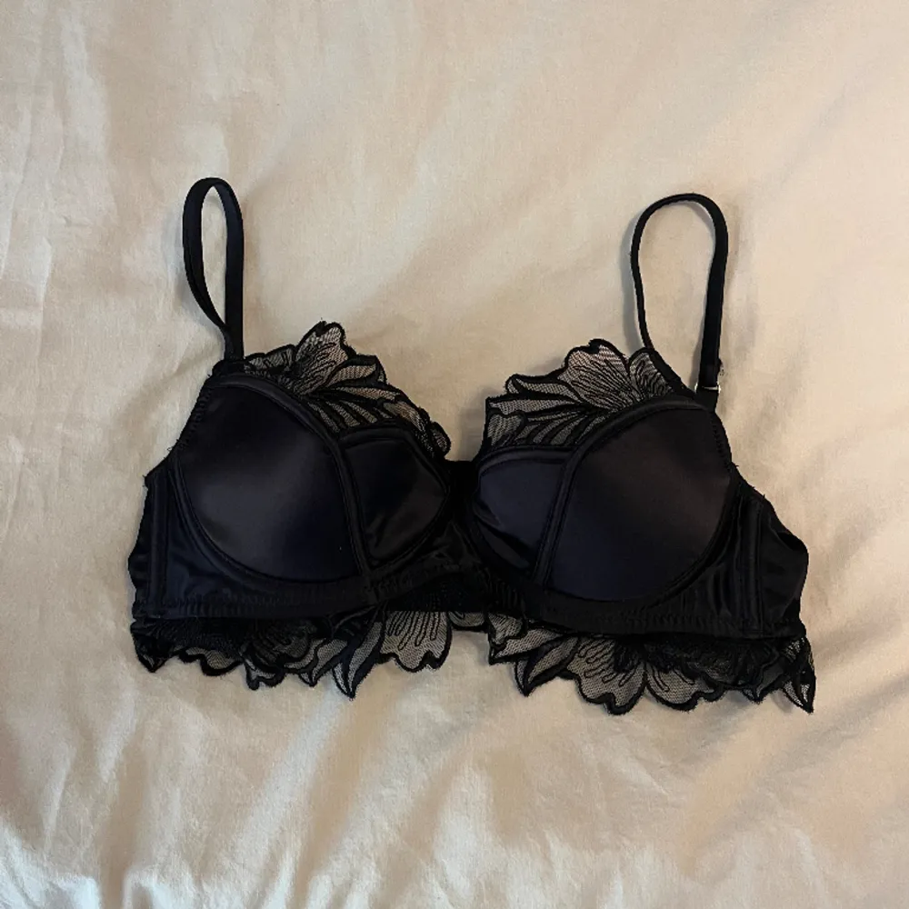 Säljer denna helt oanvända intimissimi Bh i storlek 75B. Denna säljs inte längre men köptes för 499 och säljer för 250❣️ skriv vid intresse💕. Toppar.