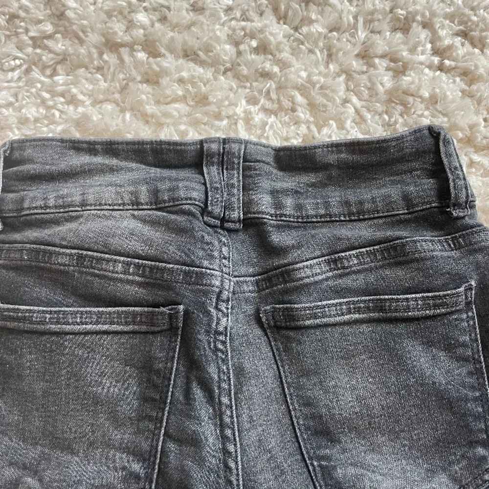 As snygga lågmidjade jeans och är som nya, så bra skick!💗Frakten kostar 49kr💗. Jeans & Byxor.