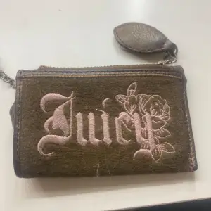 Oanvänd äkta juicy plånbok. Super snygg och får plats med mycket.