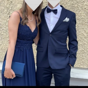 Balklänning  - Superfin balklänning ifrån märket Mascara! Köpt förra våren och endast använd en gång på bal förra säsongen därav väldigt bra skick! Kuvertväskan som matchar kan skickas med om det är intresserant, skriv för fler bilder❤️Nypris 2500kr  Jag är 172cm lång