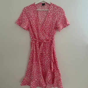 Blommig klänning - Supersöt sommarklänning med blommor från Vero Moda! Bra skick storlek S ☺️