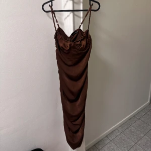 Prettylittlething klänning  - Köpt på PLT, ny pris 400kr. Använd en gång, på en fest. Hör av er ifall ni vill ha foton på hur den sitter! 