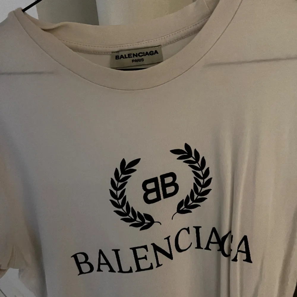 Balenciaga T-shirt i fint skick. T-shirts.