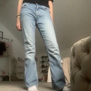 Blå jeans  - Säljer dessa supersköna och fina jeans från Young gina❤️Eftersom att det är i barnstolen så kan man ändra storlek i midjan, jag är 155cm och de sitter bra på mig❤️Dem är lite slitna i slutet av benen❤️Skriv om ni undrar över något!❤️