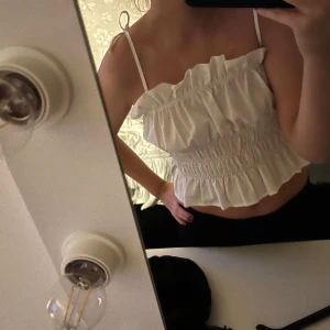 Topp - Säljer denna somriga toppen då jag aldrig använt den!💕